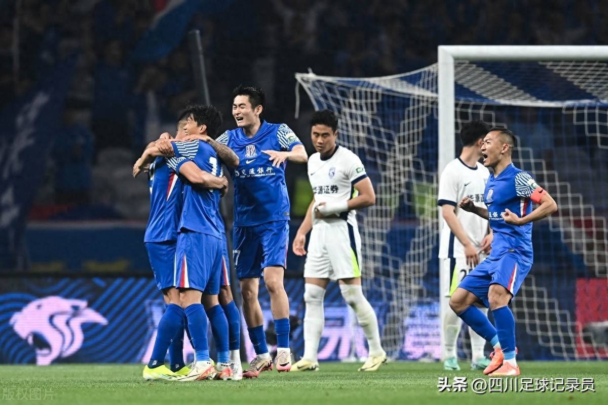 开云体育在线-争冠热门球队场上碰撞，角逐冠军地位