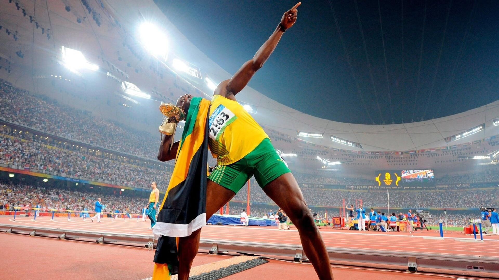 哈利伯顿爆发,步行者争冠战惊险战胜深圳队